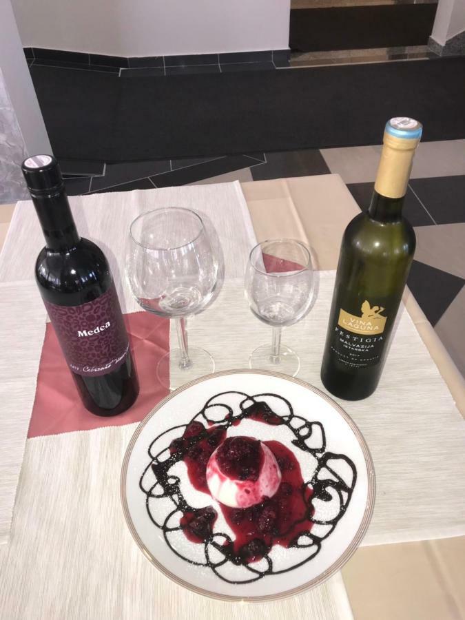 Hotel Livadic & Restaurant Ližnjan Kültér fotó
